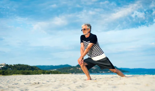 Senior Mann Macht Stretching Übungen Strand Sport Abstrakt — Stockfoto
