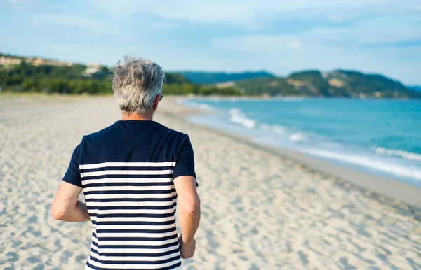 Uomo Anziano Che Corre Sulla Spiaggia Stile Vita Sano — Foto Stock
