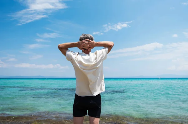 Starší Muž Užívat Výhled Moře Letní Dovolenou — Stock fotografie