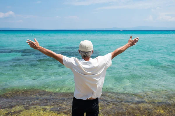 Uomo Anziano Godendo Vista Sul Mare Durante Vacanze Estive — Foto Stock