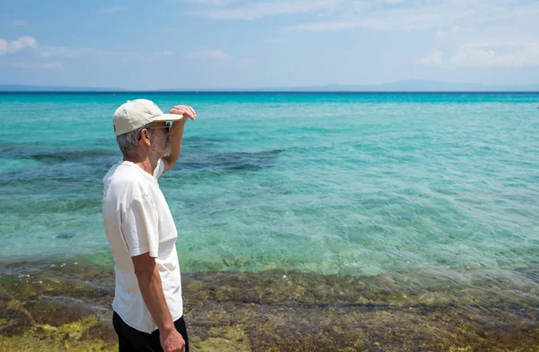 Uomo Anziano Godendo Vista Sul Mare Durante Vacanze Estive — Foto Stock