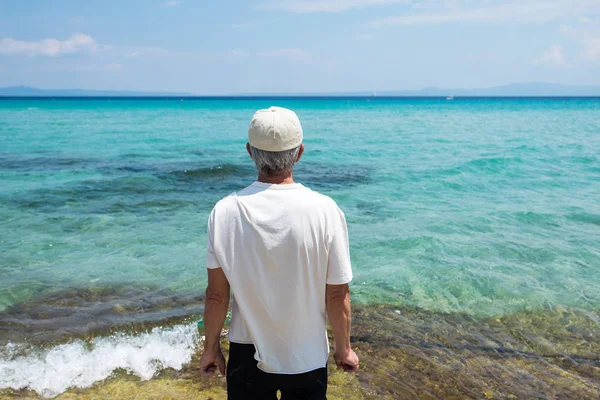 Uomo Anziano Godendo Vista Sul Mare Durante Vacanze Estive — Foto Stock