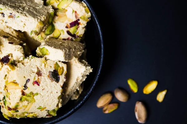 Sobremesa Halva Com Pistache Uma Chapa Escura — Fotografia de Stock