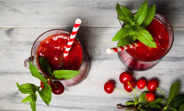 Hemmagjord Körsbär Smoothie Med Färsk Frukt Glas — Stockfoto