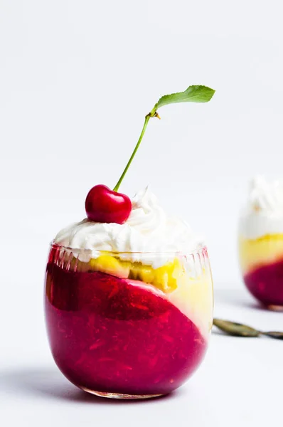 Parfait Ciliegie Decorato Con Frutta Fresca Bicchiere — Foto Stock