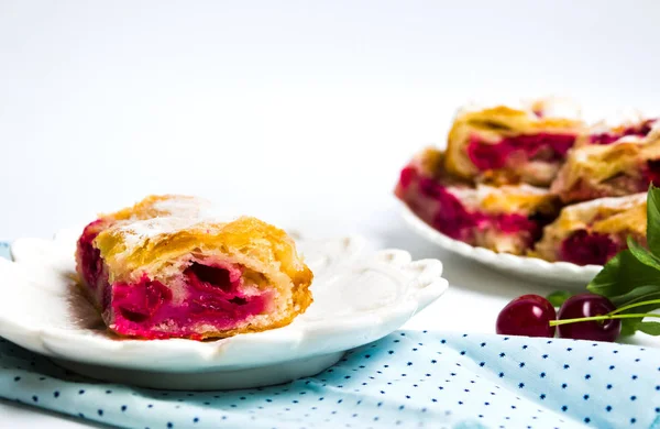 Rebanadas Caseras Pastel Frutas Dulces Cereza Plato —  Fotos de Stock