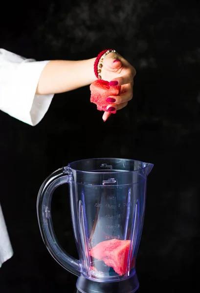 Femme Insérant Des Tranches Pastèque Dans Mélangeur Pour Faire Smoothie — Photo