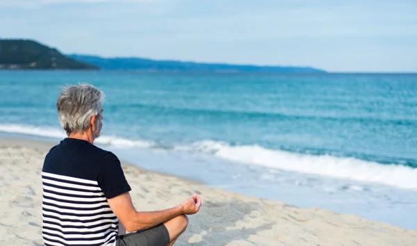 Homme Âgé Méditant Sur Plage Entraînement Vacances Été — Photo