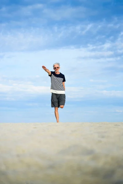 Uomo Anziano Che Estende Sulla Spiaggia Stile Vita Sano — Foto Stock