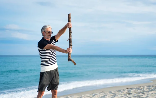 Hombre Mayor Haciendo Ejercicio Playa Con Tronco Madera — Foto de Stock