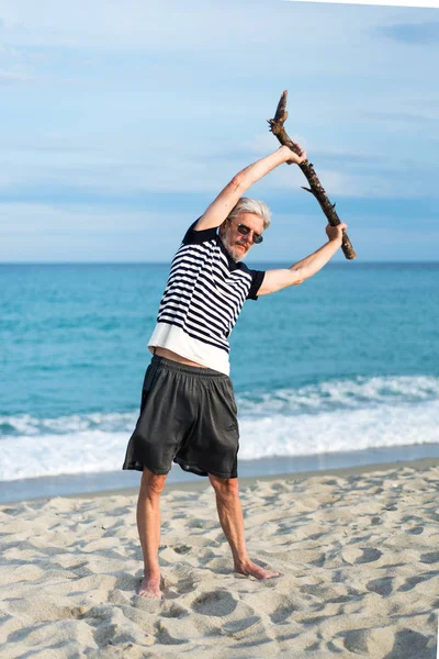 Uomo Anziano Che Allena Sulla Spiaggia Con Tronco Legno — Foto Stock