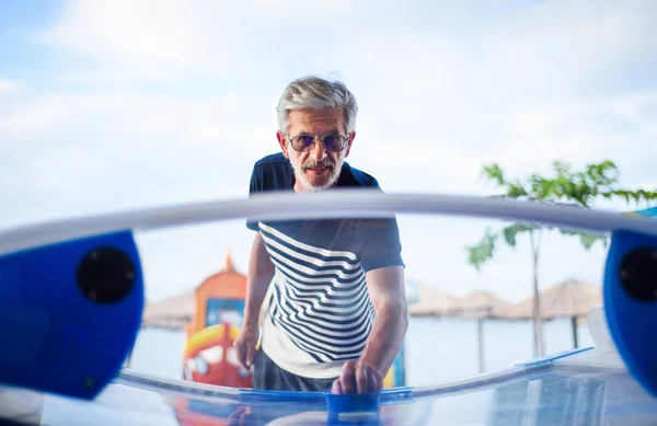 Senior Man Having Fun Arcade Active Lifestyle — Stock Photo, Image