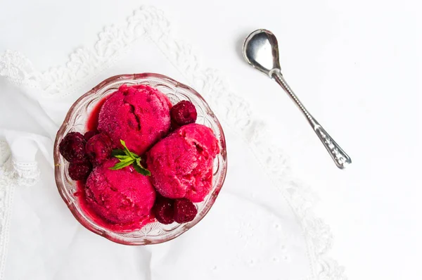 Frambuesa Cucharadas Helado Tazón Blanco — Foto de Stock