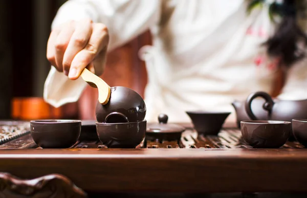 Chinesische Teezeremonie Frau Putzt Teetasse Mit Abgekochtem Wasser — Stockfoto