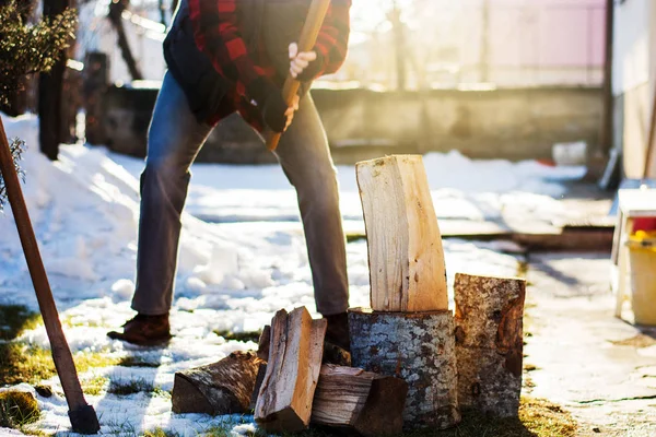 Człowiek Cięcia Drewna Opał Zimę Ogrodzie — Zdjęcie stockowe
