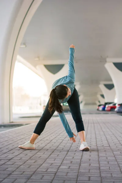 Ragazza Che Estende Prima Dell Allenamento Sul Parcheggio All Aperto — Foto Stock