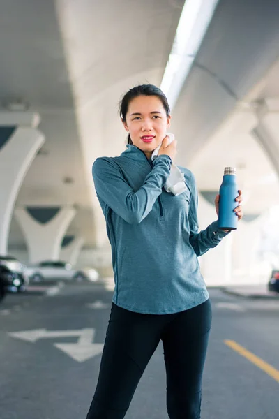 Runner Ocierając Się Potu Treningu Parkingu Poza — Zdjęcie stockowe