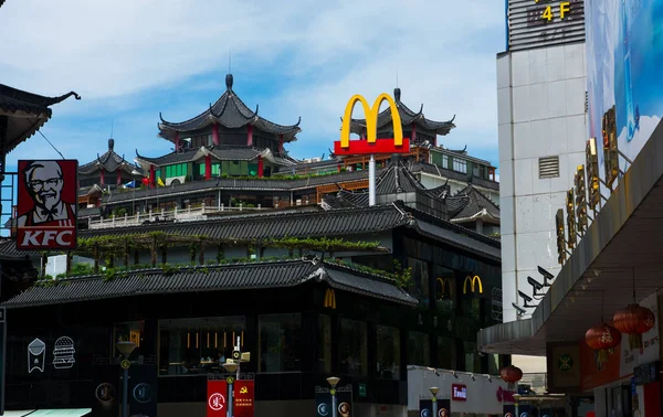 2018年7月16日 麦当劳和肯德基在中国 老深圳东门步行街传统造型建筑 — 图库照片