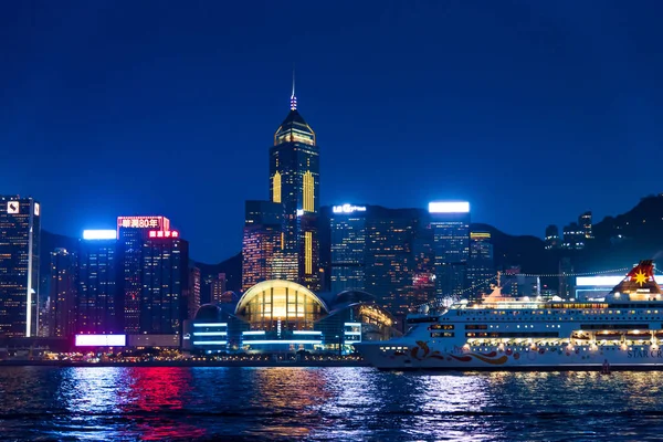 夜のビクトリア港から水上近代的なダウンタウンの建物の香港 2018 香港の都市景観ビュー — ストック写真