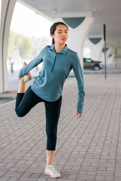 Mädchen Dehnt Sich Vor Dem Training Auf Dem Parkplatz Freien — Stockfoto