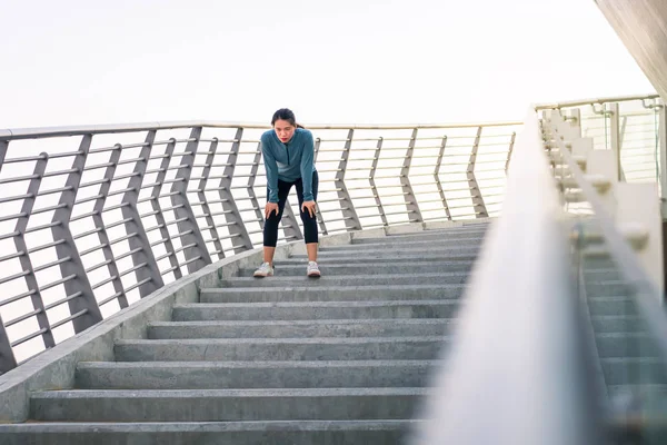 Coureur Fatigué Reposer Sur Escalier Concept Entraînement Plein Air — Photo