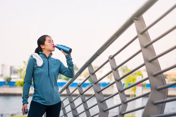 Kobiece Runner Nawilżający Treningu Świeżym Powietrzu — Zdjęcie stockowe