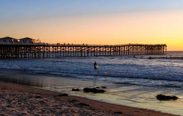Grote Pier Het Strand Met Een Surfer Bij Zonsondergang Californië — Stockfoto