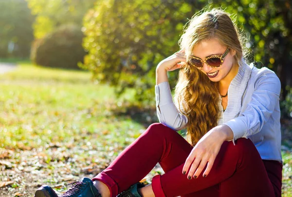 Menina Moda Sentado Parque Coberto Com Folhas Outono — Fotografia de Stock