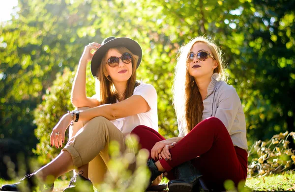 Due Amiche Che Godono Una Giornata Autunnale Nel Parco — Foto Stock