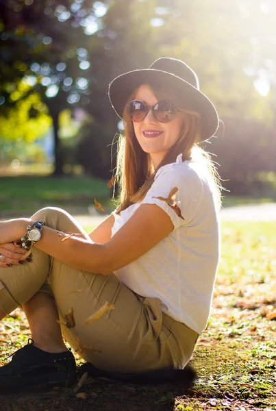 Menina Moda Sentado Parque Coberto Com Folhas Outono — Fotografia de Stock