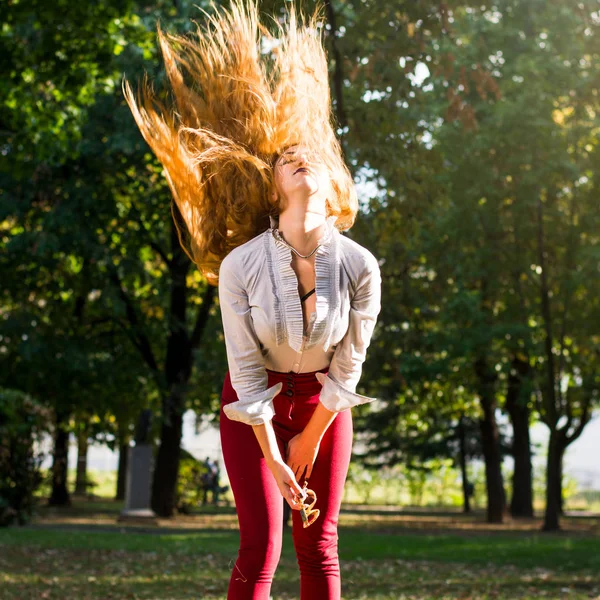 妇女摇摆的头发在公园 健康和强的头发概念 — 图库照片
