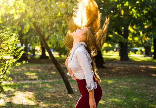 健康で強い髪概念で髪を振る女性 — ストック写真