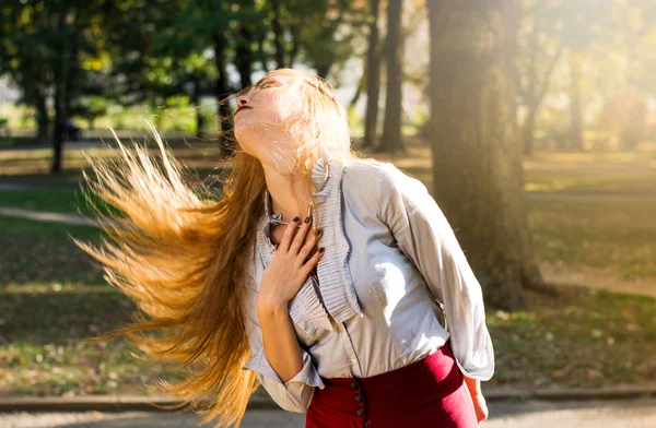 Mulher Balançando Cabelo Parque Conceito Cabelo Saudável Forte — Fotografia de Stock