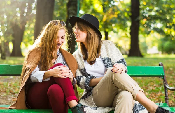 Amici Donne Spettegolano Nel Parco Una Giornata Autunnale — Foto Stock