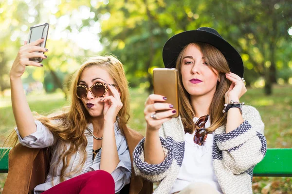 Amigas Fofocando Com Telefone Parque — Fotografia de Stock