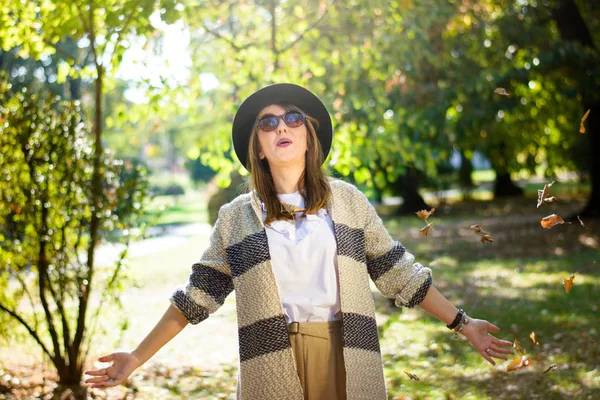 Fashionabla Kvinna Parken Som Full Med Höstlöv — Stockfoto