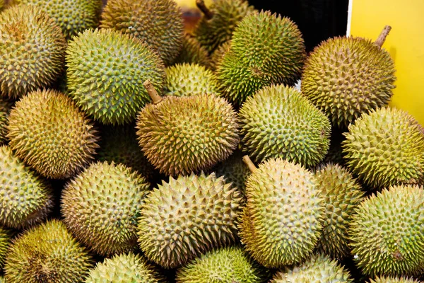 Durian Gyümölcsöt Egy Halom Gyümölcsök Közt — Stock Fotó