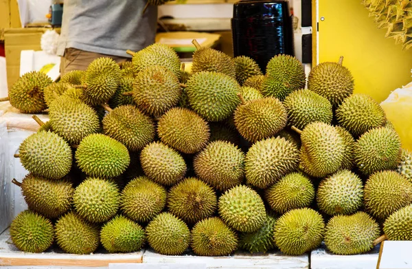 Durian Gyümölcsöt Egy Halom Gyümölcsök Közt — Stock Fotó