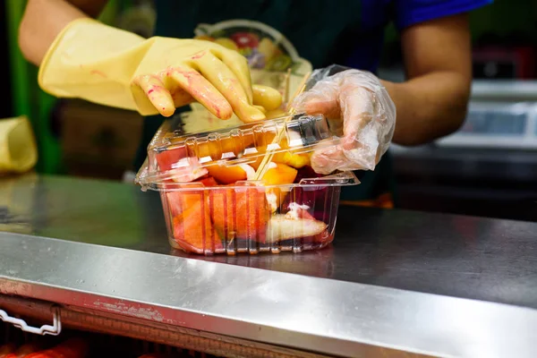 Lavoratore Imballaggio Macedonia Frutta Take Away — Foto Stock