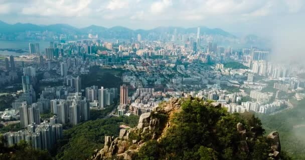 Homem Fotografando Paisagem Urbana Hong Kong Partir Vista Aérea Rocha — Vídeo de Stock