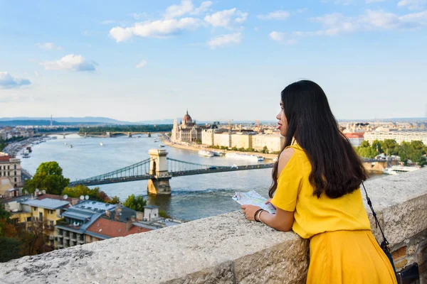 Žena Těší Budapešť Pohled Pevnosti Nad — Stock fotografie