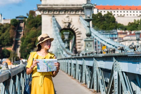 Kvinnliga Turister Med Karta Att Utforska Budapest Och Kedjebron — Stockfoto