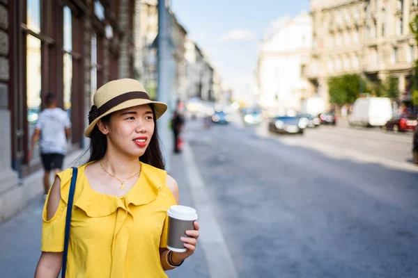 Menina Asiática Andando Rua Com Café Para — Fotografia de Stock