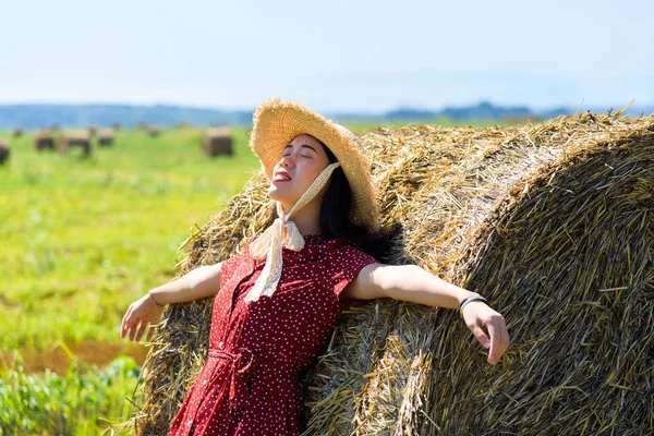 Азиатка Отдыхает Открытом Воздухе Пшеничном Поле Красном Платье — стоковое фото