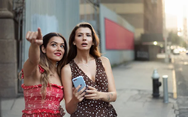 Kvinnliga Resenärer Att Hitta Rätt Sätt Med Mobiltelefoner — Stockfoto