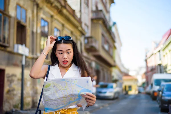 Aziatische Reiziger Met Een Kaart Die Straten Van Stad Verkennen — Stockfoto