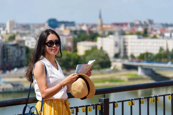 Viajante Asiático Desfrutando Vista Cidade Novi Sad Sérvia — Fotografia de Stock