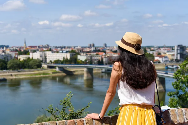 Viajante Sexo Feminino Desfrutando Vista Cidade Novi Sad Sérvia — Fotografia de Stock