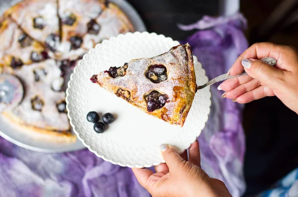 Torta Dolce Mirtillo Servizio Femminile Prima Persona — Foto Stock