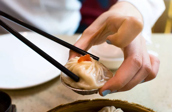 Mädchen Nimmt Gedämpftes Schweineboozi Suppe Mit Stäbchen — Stockfoto